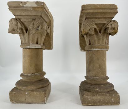 Paire de colonnes en pierre calcaire sculptée...