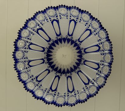 null Richly cut crystal dish with Bohemian blue lining. Diameter: 35 cm.
