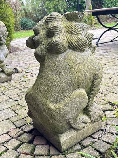 null China, Qing period. Pair of large limestone fô dogs, temple guardians. Height:...