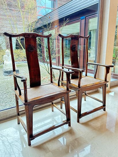 null China, late Qing period. Pair of "bonnet de lettré" armchairs in natural wood...