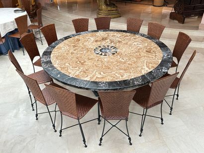 null Imposing round marble table. Height: 74 cm. Diameter : 200 cm. REMOVAL OF THIS...