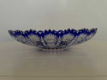 null Richly cut crystal dish with Bohemian blue lining. Diameter: 35 cm.