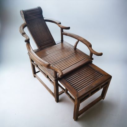 null China, circa 1920. Natural wood chaise longue with its extension, horseshoe-shaped...