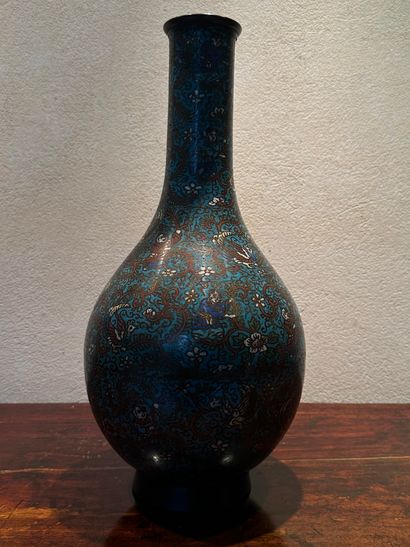 null Japan, circa 1920. Bronze and champlevé enamel long-necked vase with polychrome...
