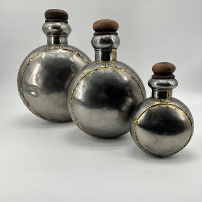 null Indian work, second half of the 20th century. Suite of three metal gourds. Height:...