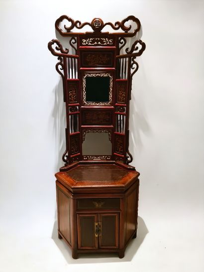 null China, Canton circa 1900. Hexagonal piece of furniture, in red-brown lacquered...