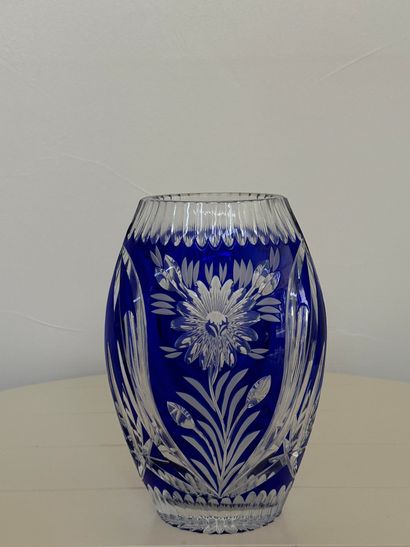 null Bohemian blue cut and lined crystal vase. Height: 27 cm.