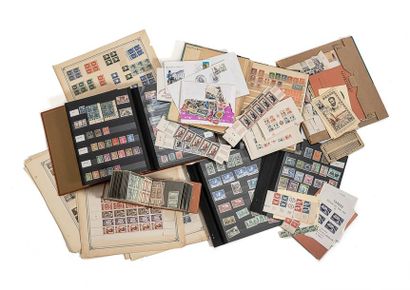 null Deux albums de timbres-poste monde anciens et modernes classés par pays
On y...