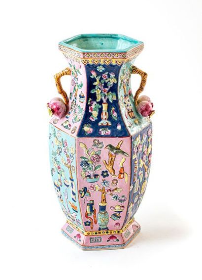 null Élégant vase en porcelaine à décor de la famille rose
Chine, XXe siècle
De forme...