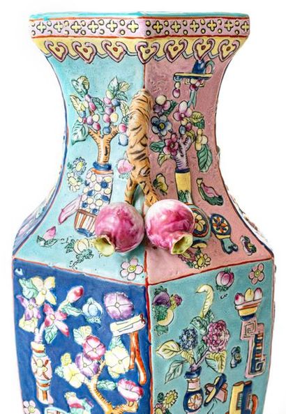 null Élégant vase en porcelaine à décor de la famille rose
Chine, XXe siècle
De forme...