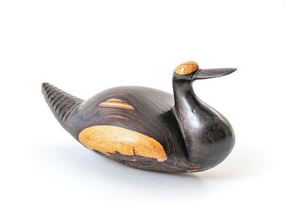 null Un canard stylisé en bois exotique
L. 20 cm