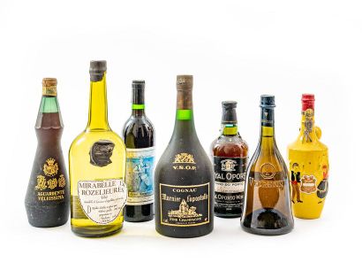 null Ensemble de sept bouteilles de spiritueux :
Cognac VSOP Marnier Lapostolle,...