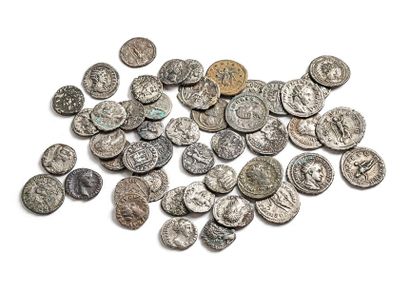 null Lot de monnaies romaines comprenant : 
Trente deniers d'argent divers empereurs...