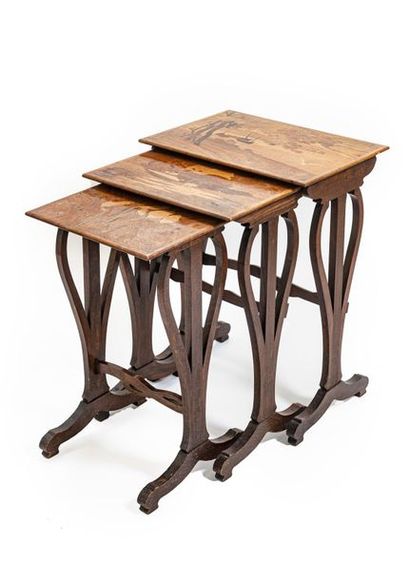 null Émile GALLÉ (1846-1904)
Suite de trois tables à thé dites gigognes en bois et...