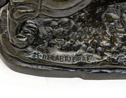 null Édouard DELABRIERRE (1829-1910)
Tigre terrassant un caïman
Bronze à patine verte...