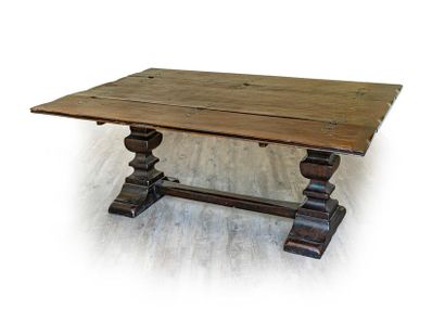 null Table en chêne patiné ; de forme rectangulaire, le plateau déployant, elle repose...