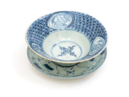 null Bol et plat en porcelaine bleu blanc
CHINE, XIXe siècle
A décor peint en bleu...