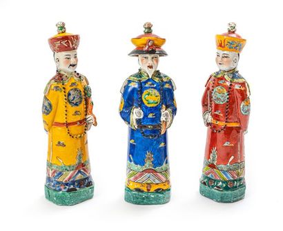 null Ensemble de trois personnages en porcelaine polychrome
Chine, XXe siècle
Représentant...
