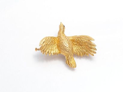 null Broche en or jaune 18K (750 millièmes) ciselé figurant un oiseau au ailes déployées,...