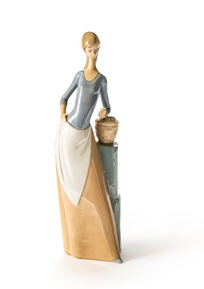 null La cueilleuse, figurine en porcelaine espagnole

H. 29,5 cm