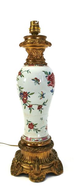 null *CHINE - Compagnie des Indes

Vase en porcelaine de la famille rose à décor...