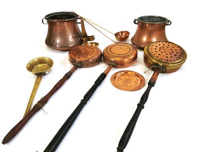 null Set of copper coins including three basins (L. between 82 and 92 cm), two cauldrons...
