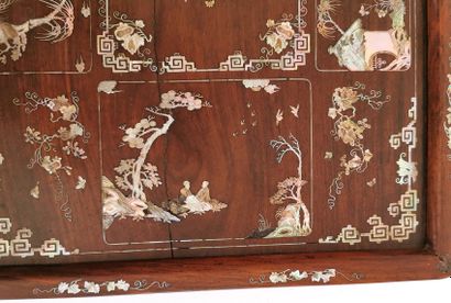 null *VIETNAM, 19th century 

Exotic wood tray inlaid with mother-of-pearl and decorated...