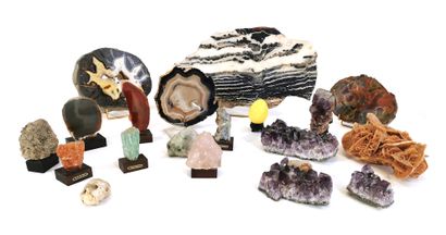 Collections de minéraux tel que améthystes,...