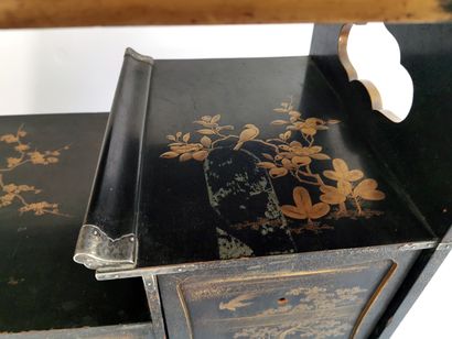 null *JAPON, XIXe siècle. Période Meiji 

Cabinet en bois laqué à motifs de laque...