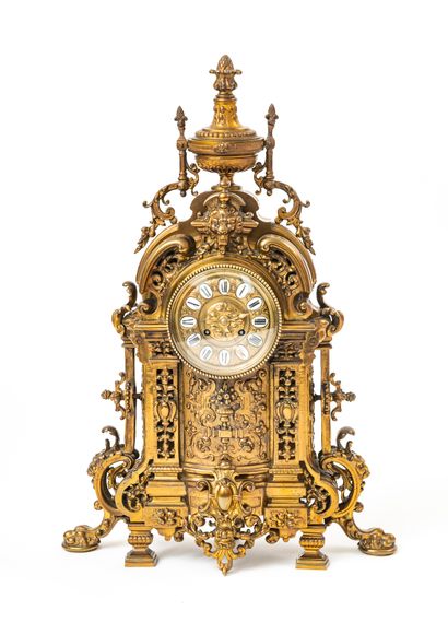 null Important bronze mantel clock with a richly decorated architectural form, the...