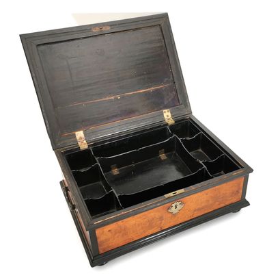 null Box in ebony and various species with a sober decoration of mouldings in doucine

It...