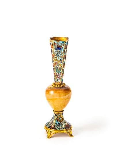 Vase soliflore à monture en bronze à décor...