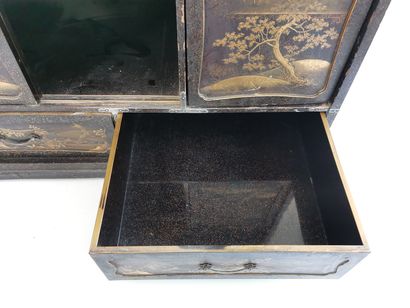null *JAPON, XIXe siècle. Période Meiji 

Cabinet en bois laqué à motifs de laque...