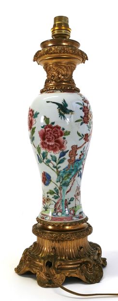 null *CHINA - Compagnie des Indes

Porcelain vase of the rose family with animals...