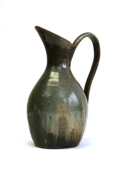 null Pitcher with pansured earthenware body with runners in blue-brown tones

Work...
