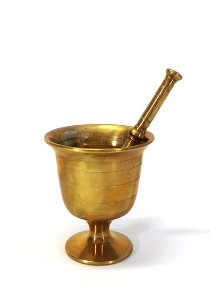null Mortar and pestle in gilt bronze with partially amati filleted decoration

H....