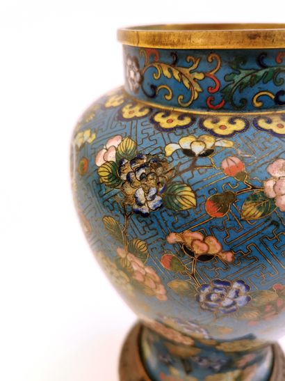 null *CHINE - XIXe siècle

Élégant vase en bronze doré et émaux cloisonnés à décor...