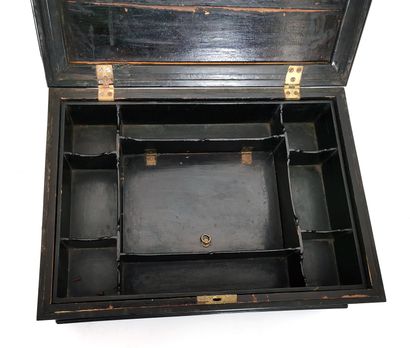 null Box in ebony and various species with a sober decoration of mouldings in doucine

It...