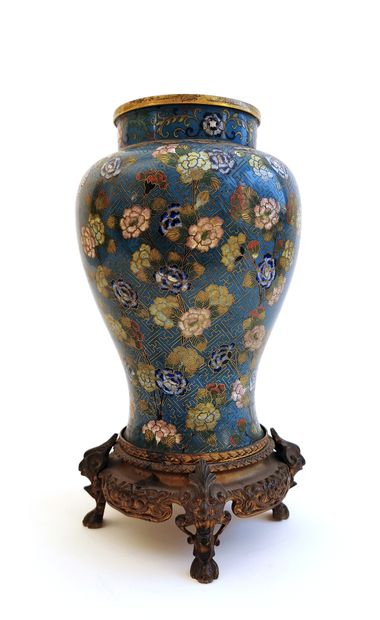 *CHINE - XIXe siècle 
Élégant vase en bronze...