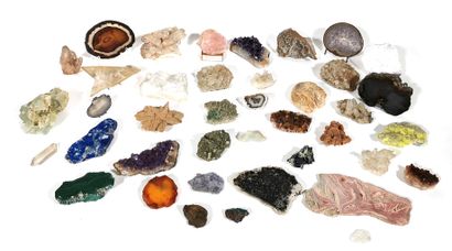 Collection de minéraux comprenant opale,...
