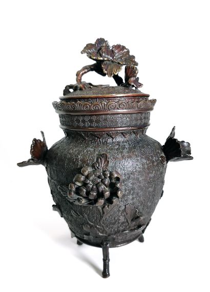 *JAPON, XIXe siècle 
Pot couvert en bronze...