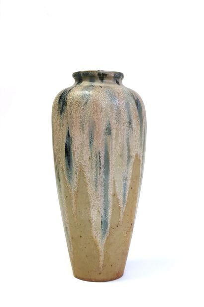 null C. GUBER (Actif au XXe siècle)

Vase à haute épaule en faïence à coulures bleu-rosé...