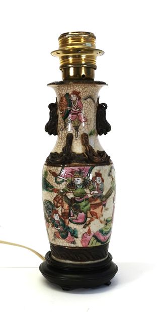 null CHINE

Vase en porcelaine de Nankin à décor d'une scène de bataille en polychromie,...