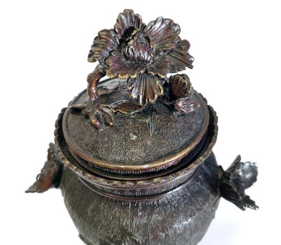 null *JAPON, XIXe siècle 

Pot couvert en bronze à patine brune présentant un décor...