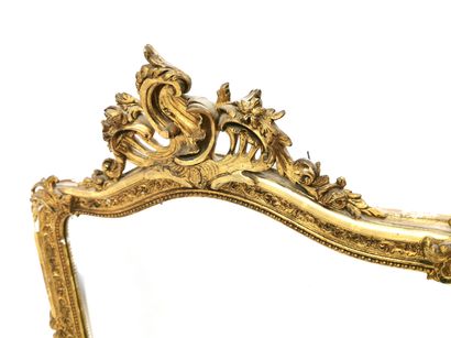 null Miroir en bois sculpté et stuc doré de style Louis XV

140 x 84 cm

Manques