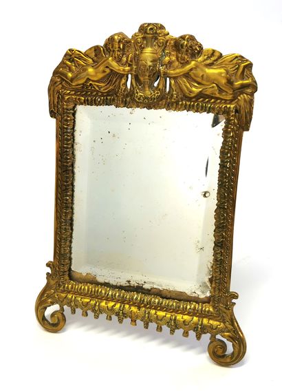 null Miroir de toilette en bronze doré à décor d'angelots encadrant une amphore,...