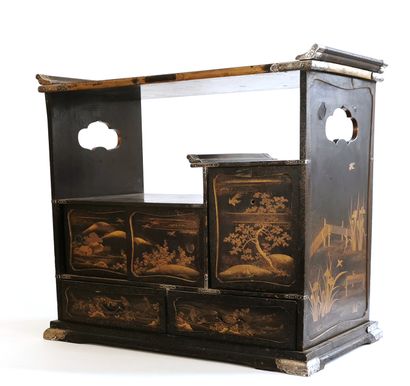 null *JAPON, XIXe siècle. Période Meiji 

Cabinet en bois laqué à motifs de laque...