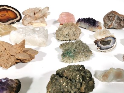null Collection de minéraux comprenant opale, améthyste, agate, quartz, calcite,...