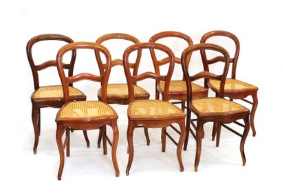null Suite de sept chaises de style Louis XV en bois naturel à assise cannée, les...