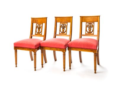 null Suite de six chaises de Style directoir en bois naturel à dossier ajouré à décor...